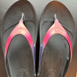 OOFOS  SANDAL SIZE 9